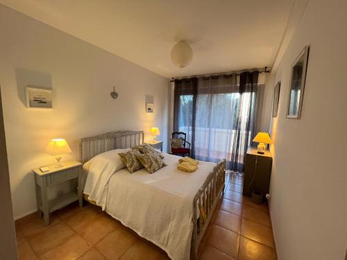 Les Collines d'Estanove, charming, bright, calm place with pool in Estanove