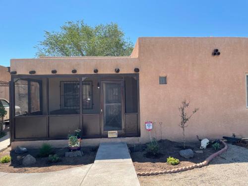Vintage charm vacation home with modern comforts near Old Town in Albuquerque, USA