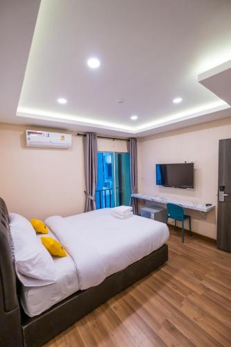 Double Room with Balcony image 5