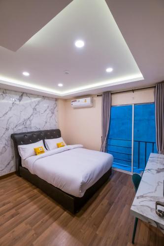 Double Room with Balcony room in Amber Inn