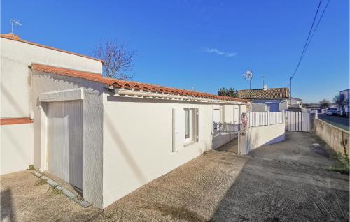 Awesome Home In Les Sables Dolonne With Kitchen - Location saisonnière - Les Sables-d'Olonne