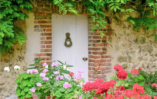 Nice Home In Conflans Sur Anille With Kitchen