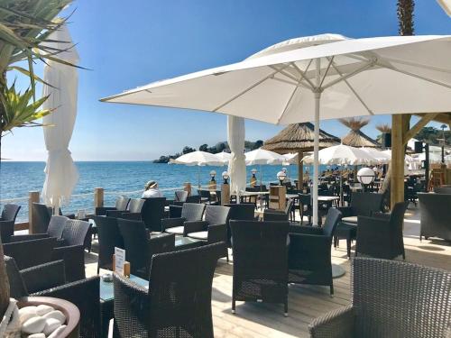 Restaurant, AGAY, Cap Esterel, magnifique vue mer panoramique et Esterel, terrasse, piscines, parking, dernier e in Saint-Raphael