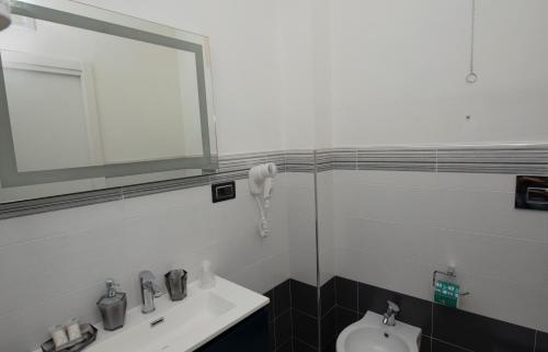 Deluxe Double Room with Balcony image 1