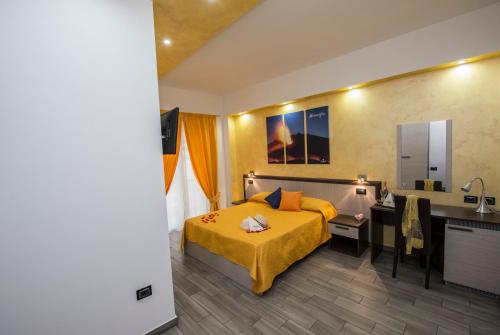 Deluxe Double Room with Balcony image 8