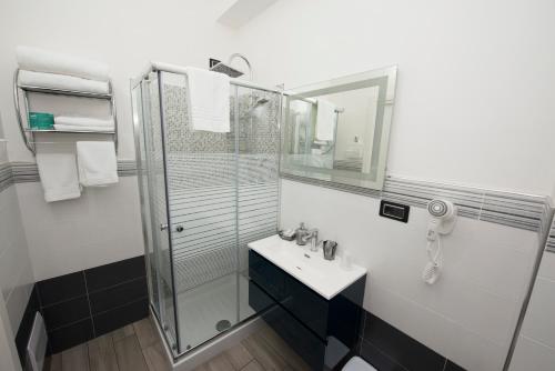 Deluxe Double Room with Balcony image 2