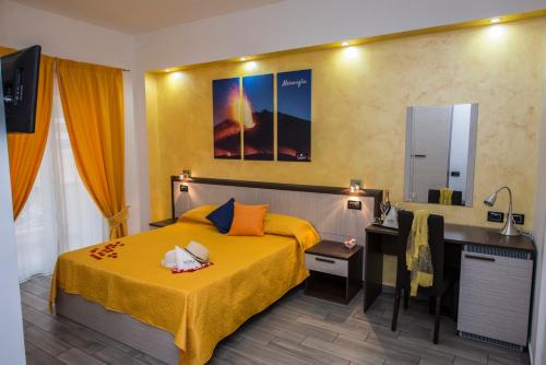 Deluxe Double Room with Balcony image 5