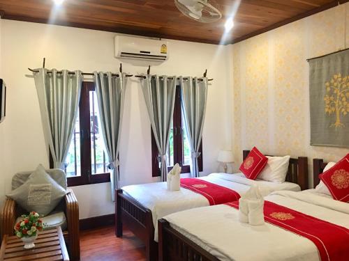 Twin Room with Balcony image 6