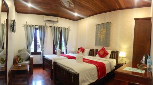 Twin Room with Balcony image 1