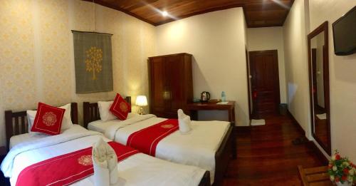 Twin Room with Balcony image 7