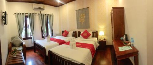 Twin Room with Balcony image 10