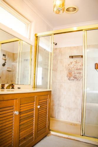 带浴室和步入式衣柜的舒适主卧Master bedroom with Shower room