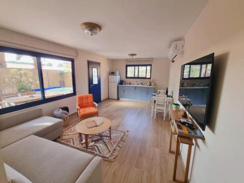 المرافق, אתיטיוד בערבה attitude at the arava in Hatzeva