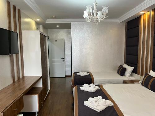 1 double bed, 1 twin bed