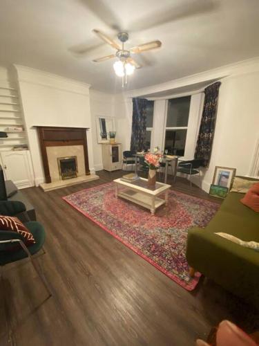 Lovely Hove 2 bed apartment with indoor fireplace