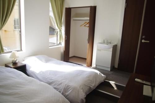 2 twin beds