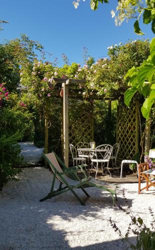 Dārzs, Au 3 La Cour à Tôt (Au 3 La Cour a Tot) in Regneville-Sur-Mer
