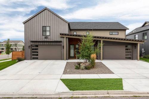 Luxury Townhome on the Park with Bridger Mtn Views - Bozeman