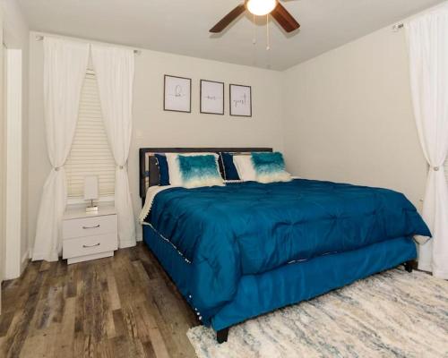 Gracefully Purposed Retreat, Cozy & Relaxing Stay! in West Dallas