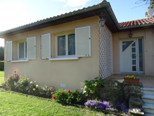 Maison de campagne en Drôme provençale - piscine et jardin au calme (Maison de campagne en Drome provencale - piscine et jardin au calme) in Saint-Gervais-sur-Roubion