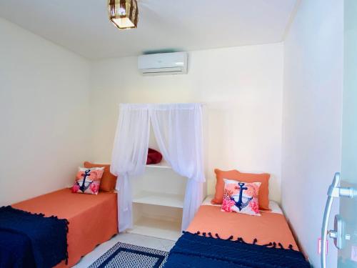 2 twin beds