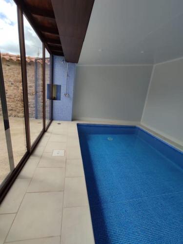 泳池, Astorga. León. Piscina. Casa Val de San Lorenzo. (Astorga. Leon. Piscina. Casa Val de San Lorenzo.) in 聖洛倫索瓦爾