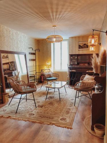 Gîte Les Roches : maison de caractère pour 15 personnes (Gite Les Roches : maison de caractere pour 15 personnes) in Saint-Romain (Burgundy)