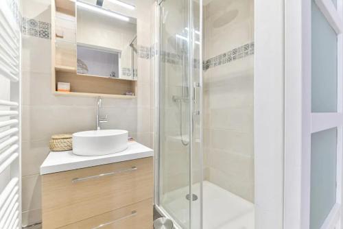 Bathroom, Joli appartement bois de Vincennes, metro 1, rer A in Vincennes