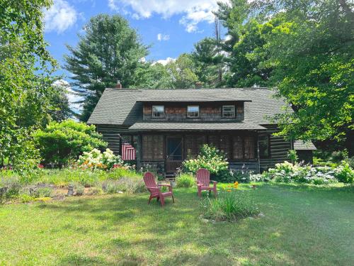 NEW! Log cabin retreat with modern updates sleeps 14 - Alanson