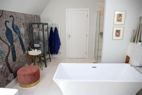 Hurstpierpoint 3 bedroom House with Hot-Tub & Garden in West Sussex in Hurstpierpoint and Sayers Common