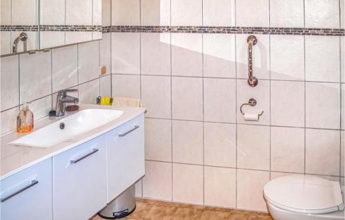 2 Bedroom Awesome Apartment In Winsen aller