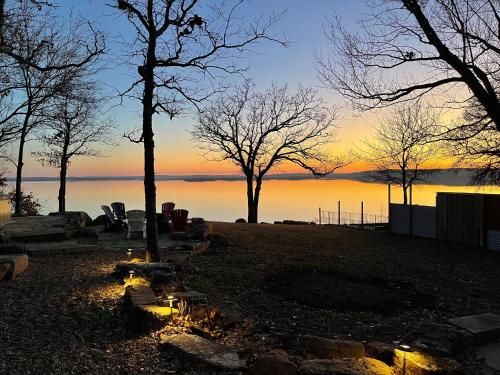 Blufftop Cabin Retreat Hot Tub and Fall Views! in Canadian, USA