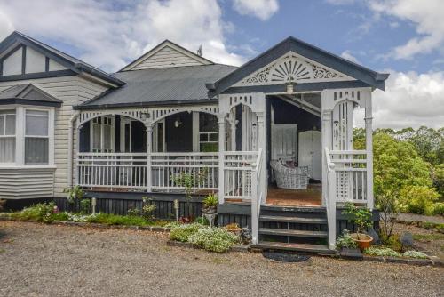 Maleny Country House - Queenslander on Acreage