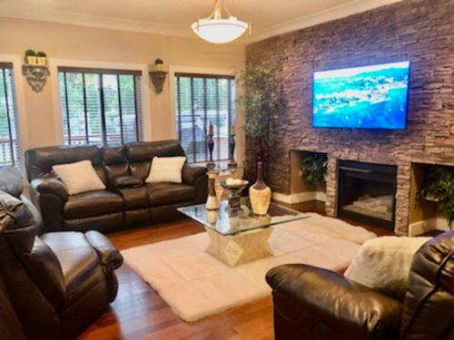 Luxury 3700 sq/ 5 bedroom/ jettedtub/ 4 fireplaces - Accommodation - Edmonton