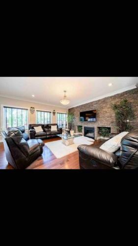 Luxury 3700 Sq/ 5 Bedroom/ Jettedtub/ 4 Fireplaces - Alberta