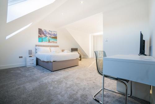 Newly Refurbished Modern 4 Bed Detached House ! 3