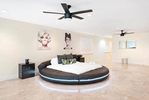 Hollywood Luxurious Waterfall Villa with Incredible views in Hollywood, USA