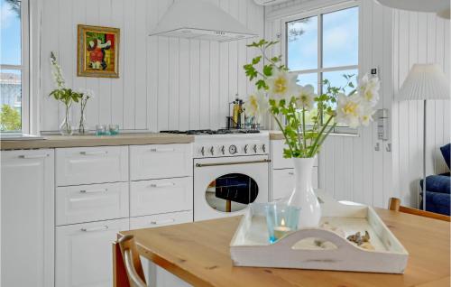 kuchyně, 1 Bedroom Lovely Home In Brenderup Fyn in Vedelshave
