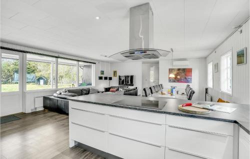 Cuina, Awesome Home In Væggerløse With Kitchen in Idestrup