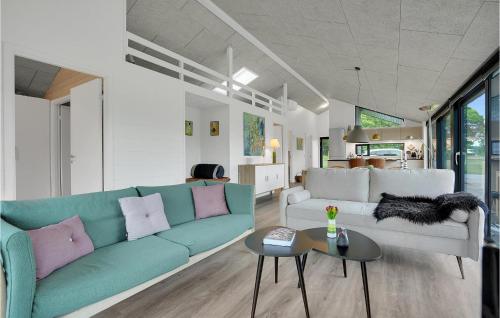  3 Bedroom Gorgeous Home In Glesborg in Fjellerup Strand