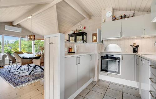 Cozy Home In Eg With Kitchen