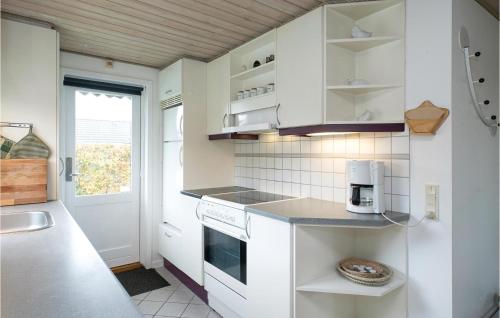 кухня, Beautiful Home In Hadsund With 2 Bedrooms, Sauna And Wifi in Hadsund