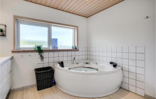حمام, Amazing Home In Glesborg With Kitchen in Glesborg