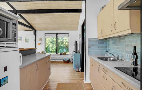 kuhinja, Three-Bedroom Holiday Home In Rodby in Lidsovej