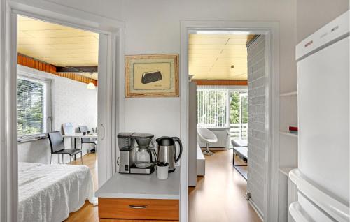 Kitchen, 1 Bedroom Cozy Apartment In Allinge in Tejn