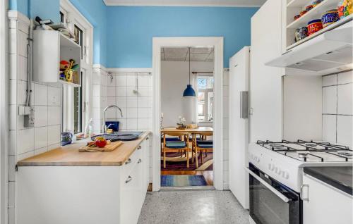 مطبخ, Stunning Home In Tranekær With Wifi in Dagelokke
