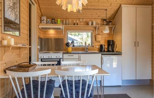 bucătărie, 2 Bedroom Amazing Home In Nexø in Snogebaek