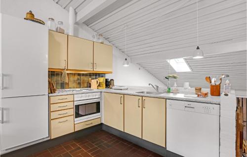 Kitchen, Cozy Apartment In Allinge With Kitchen in Slotslyngvej