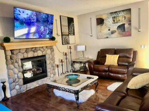 . 2500 sq house in Springbank Hill BL 261818