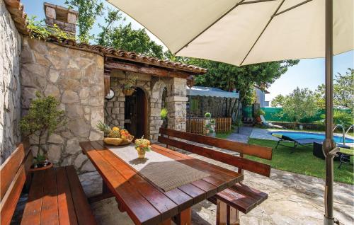  Amazing home in Jurdani with 2 Bedrooms, WiFi and Outdoor swimming pool in Jušići